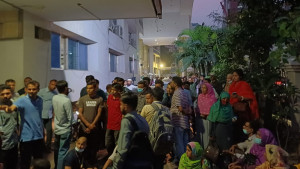 চাকরি স্থায়ী করার দাবিতে স্বাস্থ্য অধিদপ্তরে তালা, অবরুদ্ধ কর্মকর্তা-কর্মচারীরা