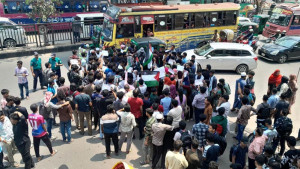 ইসরায়েলি বর্বরতার প্রতিবাদে ঢাকায় মার্কিন দূতাবাসের সামনে বিক্ষোভ