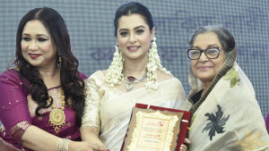 ‘আলোকিত নারী সম্মাননা’ পেয়ে যা বললেন বুবলী