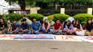 আমরণ অনশনে চবির চারুকলার শিক্ষার্থীরা