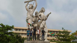কুয়েট উপাচার্য ও উপ-উপাচার্যকে অপসারণে সিদ্ধান্তে খুশি ক্যাম্পাসে অবস্থানকারী শিক্ষার্থীরা