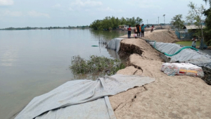 উপকূল রক্ষা বাঁধে ভয়াবহ ধস, প্লাবনের আশঙ্কা সুন্দরবন তীরবর্তী জনপদে