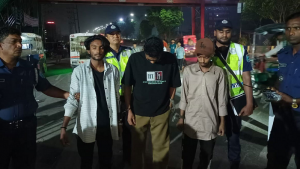 চলন্ত বাসে অস্ত্রসহ তিন ‘ছিনতাইকারী’, অতঃপর...