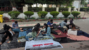 ৩১ ঘণ্টা অনশনে চবির নয় শিক্ষার্থী, দু’জনকে স্যালাইন