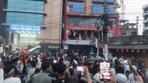 খুলনায় কেএফসি রেস্টুরেন্ট ও বাটা শো-রুমে ভাঙচুর