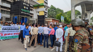 দাবি আদায়ে খামারবাড়ির গেট বন্ধ করে কৃষি ডিপ্লোমা শিক্ষার্থীদের অবস্থান