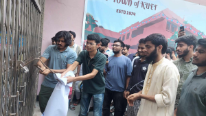 তালা ভেঙে কুয়েটের হলে প্রবেশ করলেন শিক্ষার্থীরা