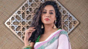 দুই পরিবারের দ্বন্দ্বের গল্প নিয়ে ফিরলেন মম