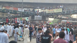 মিরপুর ১০ নম্বরে বিক্ষোভ, যান চলাচল বন্ধ 