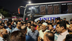 মহাখালীতে বাস কাউন্টার দখলকে কেন্দ্র করে সড়ক অবরোধ