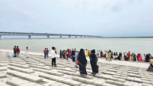 ঈদের ছুটিতে পদ্মাপার যেন মিনি কক্সবাজার