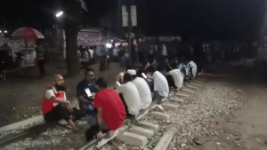 পিএসসি সংস্কারের দাবিতে দ্বিতীয় দিনের মতো বাকৃবিতে রেলপথ অবরোধ