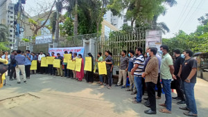 বিসিএসের সুনির্দিষ্ট রোডম্যাপ দাবিতে পিএসসির সামনে চাকরিপ্রার্থীদের অবস্থান   