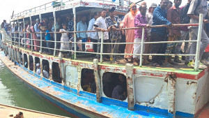 দৌলতদিয়া-পাটুরিয়া নৌরুটে লক্করঝক্কর লঞ্চ, ঝুঁকি নিয়ে যাত্রী পারাপার