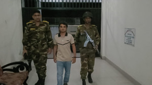চাকরির কথা বলে টাকা আদায়, সরকারি কর্মচারি আটক