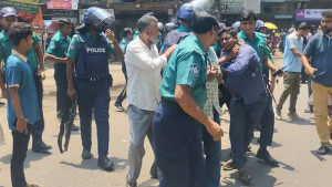 চট্টগ্রামে ব্যাটারিচালিত রিকশাচালকদের সমাবেশ পণ্ড, আটক ৩