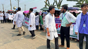 সুনামগঞ্জ-সিলেট মহাসড়ক অবরোধ করে মেডিকেল শিক্ষার্থীদের বিক্ষোভ