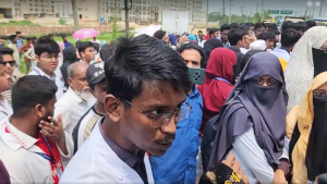 সুনামগঞ্জ-সিলেট মহাসড়ক অবরোধ করে বিক্ষোভ মেডিকেল শিক্ষার্থীদের, সরিয়ে দিল আইনশৃঙ্খলা বাহিনী