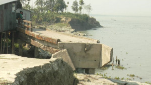 আর ৬০ মিটার গেলেই  ভাঙবে শহর রক্ষা বাঁধ