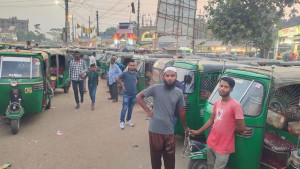 সিন্ডিকেটে দ্বিগুণ ভাড়া আদায় গাড়ি থেকে নামিয়ে অপদস্ত