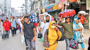 বাড়তি ভাড়া দিয়ে ফিরছে মানুষ
