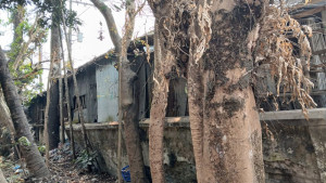 অবৈধ স্থাপনার চাপে ধসে পড়েছে ডাকঘরের প্রাচীর