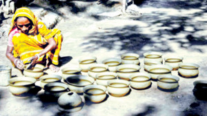 গ্রামীণ মৃৎশিল্প   মরছে প্লাস্টিকে