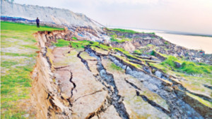 অবৈধভাবে বালু উত্তোলনে পদ্মায় ভাঙন, ঝুঁকিতে বাঁধ