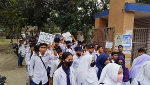 ছাত্রী হত্যার বিচার চেয়ে বিক্ষোভ আসামির বাড়িতে অগ্নিসংযোগ