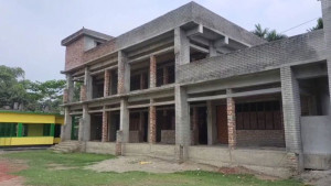 বিল তুলে পলাতক ঠিকাদার, স্কুলে বসে মাদকের আড্ডা