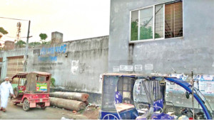 ৬ কোটির মার্কেটে টেকা যায় না মলমূত্রের গন্ধে