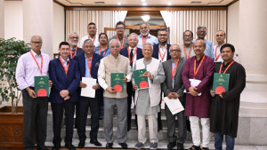 প্রধান উপদেষ্টার কাছে প্রতিবেদন জমা দিলো শ্রম সংস্কার কমিশন