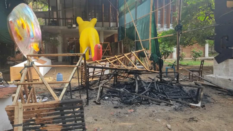 আগুনে পুড়ে ছাই শোভাযাত্রার মোটিফ ‘ফ্যাসিবাদের মুখাকৃতি’ ও ‘শান্তির পায়রা’ আগুনে পুড়ে ছাই শোভাযাত্রার মোটিফ ‘ফ্যাসিবাদের মুখাকৃতি’ ও ‘শান্তির পায়রা’