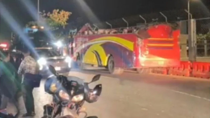 ছাদ উড়ে যাওয়ার পরও বাস চালানোর ঘটনায় চালক-মালিকের বিরুদ্ধে মামলা ছাদ উড়ে যাওয়ার পরও বাস চালানোর ঘটনায় চালক-মালিকের বিরুদ্ধে মামলা