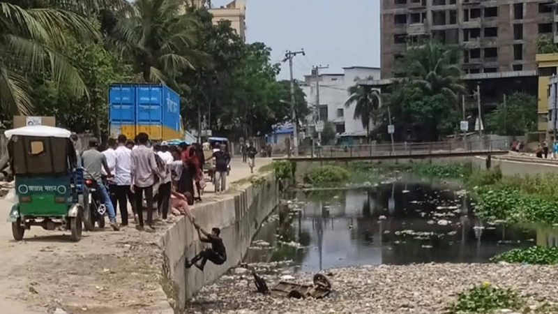 চট্টগ্রামে এবার ব্যাটারি রিকশা উল্টে খালে, রক্ষা পেলেন চালক-যাত্রী চট্টগ্রামে এবার ব্যাটারি রিকশা উল্টে খালে, রক্ষা পেলেন চালক-যাত্রী