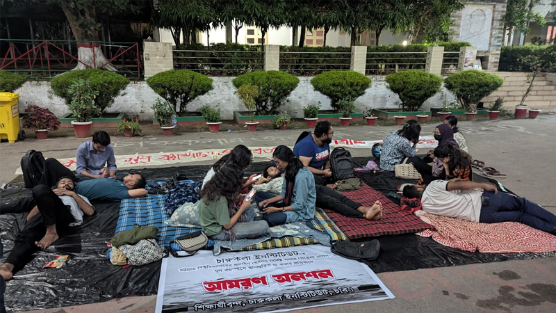 ৩১ ঘণ্টা অনশনে চবির নয় শিক্ষার্থী, দু’জনকে স্যালাইন ৩১ ঘণ্টা অনশনে চবির নয় শিক্ষার্থী, দু’জনকে স্যালাইন
