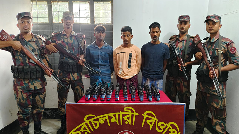 দৌলতপুর সীমান্তে মাদকসহ ৩ ভারতীয় নাগরিক আটক দৌলতপুর সীমান্তে মাদকসহ ৩ ভারতীয় নাগরিক আটক