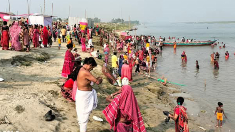 চরভদ্রাসনের পদ্মা নদীতে পুণ্যার্থীদের গঙ্গাস্নান চরভদ্রাসনের পদ্মা নদীতে পুণ্যার্থীদের গঙ্গাস্নান