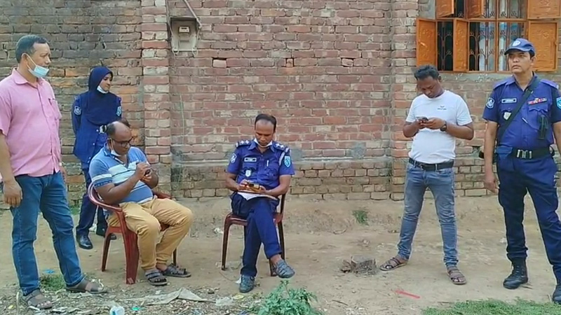 বাড়ি থেকে বের হচ্ছিল দুর্গন্ধ, দরজা ভেঙে মিলল নারীর ঝুলন্ত মরদেহ বাড়ি থেকে বের হচ্ছিল দুর্গন্ধ, দরজা ভেঙে মিলল নারীর ঝুলন্ত মরদেহ