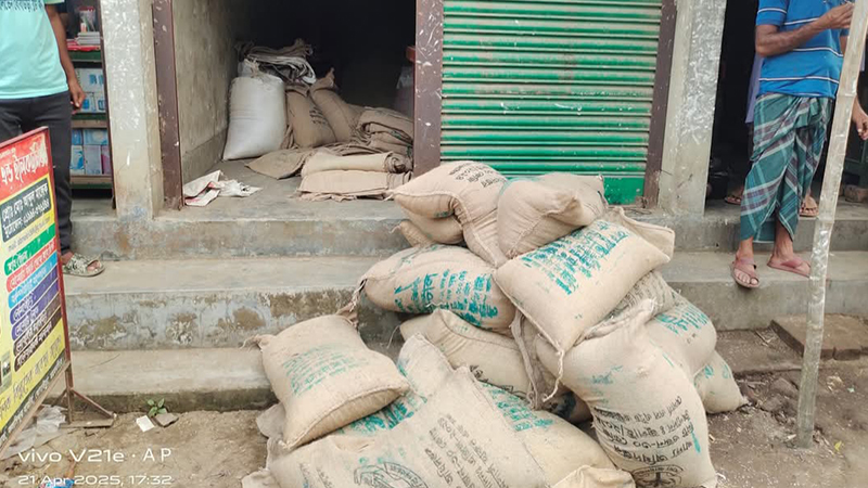 খাদ্যবান্ধব কর্মসূচির দুই হাজার কেজি চাল জব্দ খাদ্যবান্ধব কর্মসূচির দুই হাজার কেজি চাল জব্দ