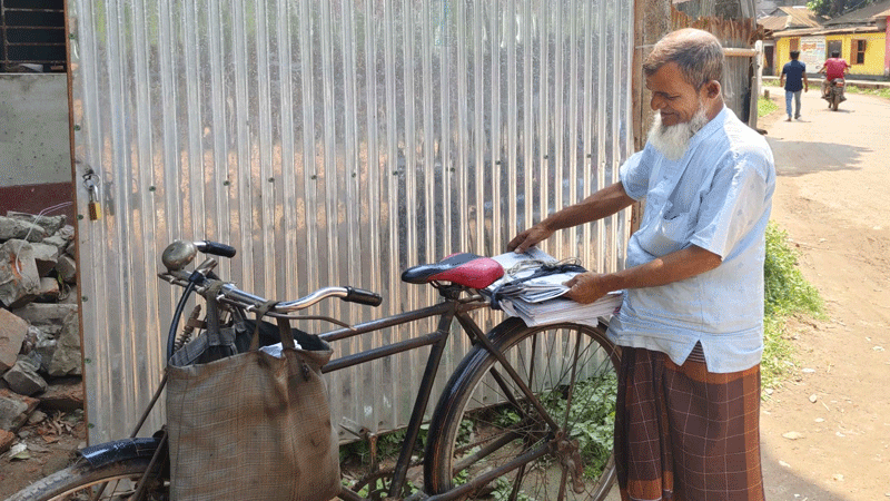 ২৮ বছর ধরে পত্রিকা নিয়ে ছুটছেন, স্বল্প আয়ে হিমশিম খাচ্ছেন বৃদ্ধ সেলিম উদ্দিন ২৮ বছর ধরে পত্রিকা নিয়ে ছুটছেন, স্বল্প আয়ে হিমশিম খাচ্ছেন বৃদ্ধ সেলিম উদ্দিন
