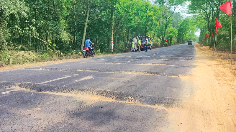 মহাসড়কের সেই স্থানে বসল অপরিকল্পিত গতিরোধক মহাসড়কের সেই স্থানে বসল অপরিকল্পিত গতিরোধক