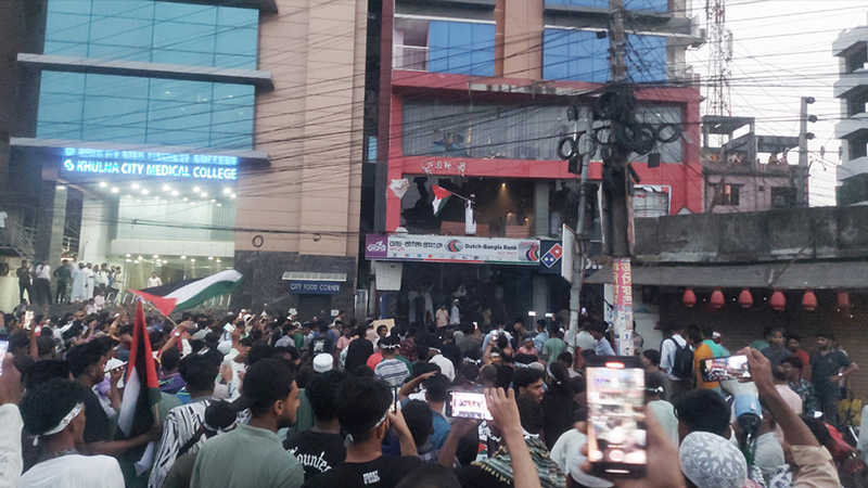 খুলনায় কেএফসি রেস্টুরেন্ট ও বাটা শো-রুমে ভাঙচুর খুলনায় কেএফসি রেস্টুরেন্ট ও বাটা শো-রুমে ভাঙচুর