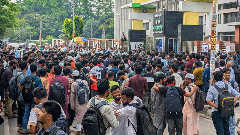খামারবাড়িতে কৃষি ডিপ্লোমা ও শেরেবাংলার শিক্ষার্থীদের দুই গ্রুপ মুখোমুখি খামারবাড়িতে কৃষি ডিপ্লোমা ও শেরেবাংলার শিক্ষার্থীদের দুই গ্রুপ মুখোমুখি