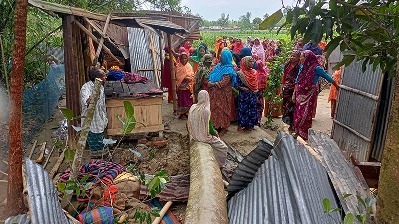 কুড়িগ্রামে ঝড়ে ঘরের ওপর গাছ চাপা পড়ে নারীর মৃত্যু কুড়িগ্রামে ঝড়ে ঘরের ওপর গাছ চাপা পড়ে নারীর মৃত্যু