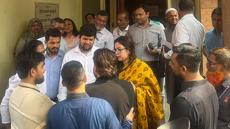 প্রথমবার এফডিসিতে উপদেষ্টা মাহফুজ আলম, জানালেন পরিকল্পনার কথা প্রথমবার এফডিসিতে উপদেষ্টা মাহফুজ আলম, জানালেন পরিকল্পনার কথা
