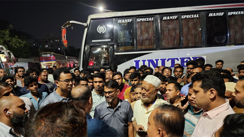 মহাখালীতে বাস কাউন্টার দখলকে কেন্দ্র করে সড়ক অবরোধ মহাখালীতে বাস কাউন্টার দখলকে কেন্দ্র করে সড়ক অবরোধ