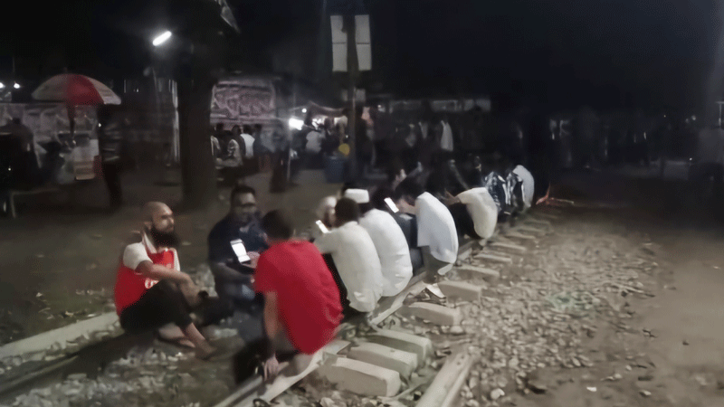 পিএসসি সংস্কারের দাবিতে দ্বিতীয় দিনের মতো বাকৃবিতে রেলপথ অবরোধ পিএসসি সংস্কারের দাবিতে দ্বিতীয় দিনের মতো বাকৃবিতে রেলপথ অবরোধ