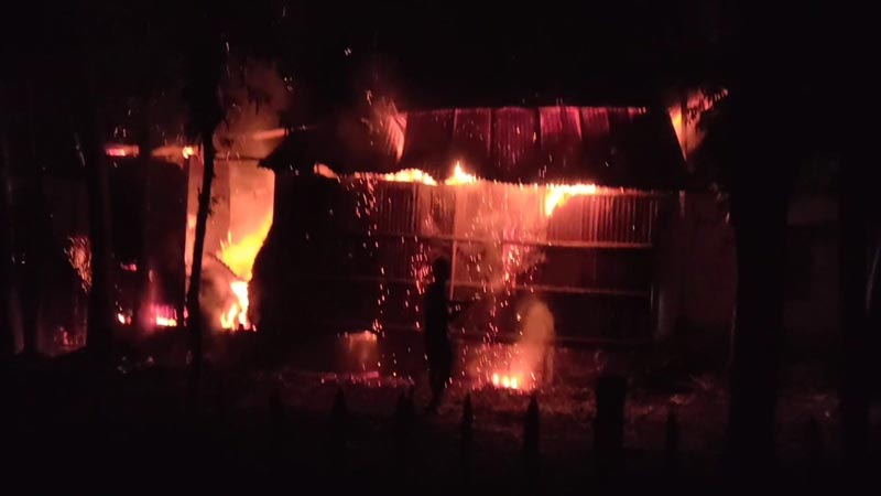 ছাত্রলীগ সভাপতি সাদ্দামের বাড়ির একটি ঘরে আগুন ছাত্রলীগ সভাপতি সাদ্দামের বাড়ির একটি ঘরে আগুন