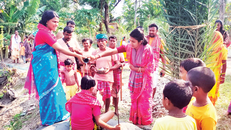 এক চিমটি পরম্পরা ও সংস্কৃতির স্যালাইন এক চিমটি পরম্পরা ও সংস্কৃতির স্যালাইন